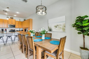 Townhome with Lanai and Private Pool 14 Mi to Disney!